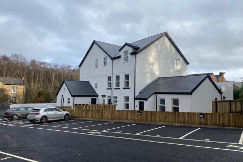 Fleur De Lys External View fr. Car Park