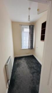 Spacious Two Bedroom Flat to Rent ¿ Ideal Locat