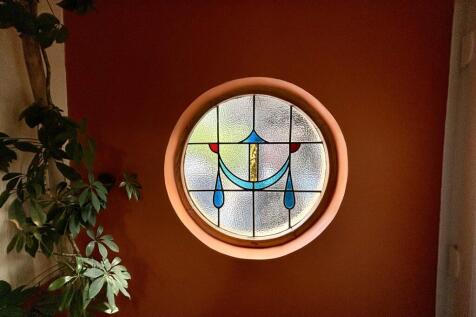 Feature porthole window
