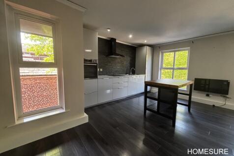 F8 The Lodge - Kitch