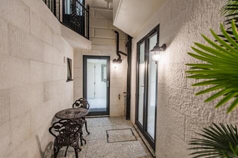 Nel BF courtyard ...