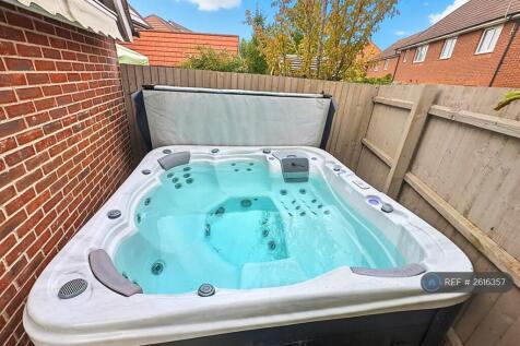 Hot Tub For 6 People