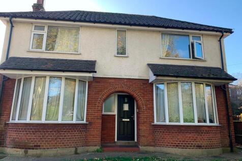 Attractive two-storey detached house with bay w...