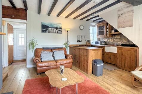 OPEN PLAN KITCHEN &amp; LIVING AREA