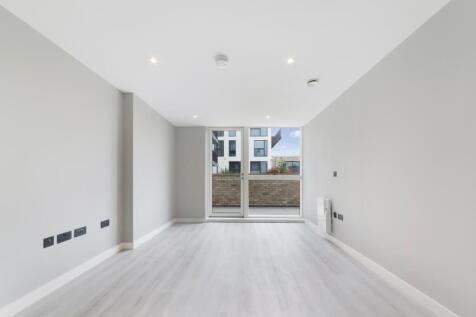 3-bed flat on Gladstone Park Gardens, London, NW2, £2,650/mo