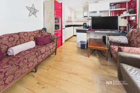 Worple Road, (Basement flat), Epsom, Surrey. KT18 photo 4