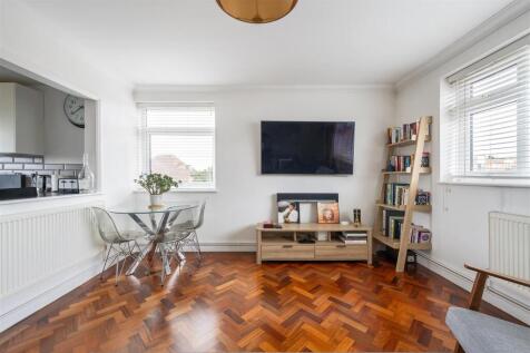 Snakes Lane West, IG8