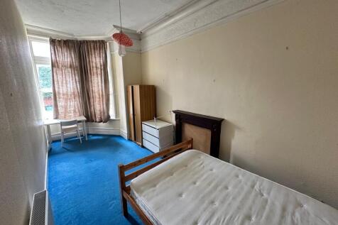 Bright single bedroom with a bay window, fitted...