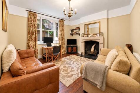1-bed flat on Queen's Club Gardens, London, W14, £2,250/mo