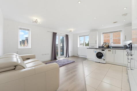2-bed flat on Laburnum Way, Staines-upon-thames, TW19 7SQ, £1,600/mo