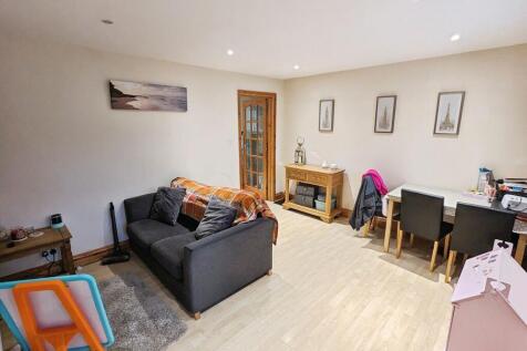 Living Room (b)