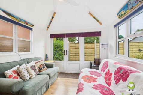 EweMove Estate Agents Basingstoke - Dursley Cottag