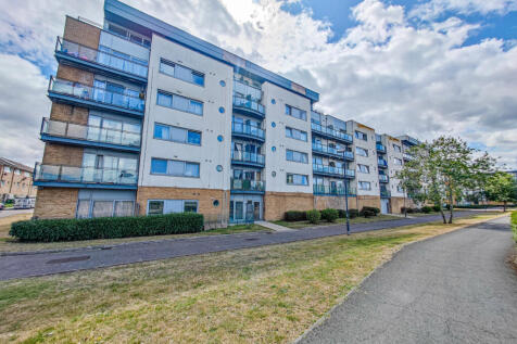 London, SE28 - property photo