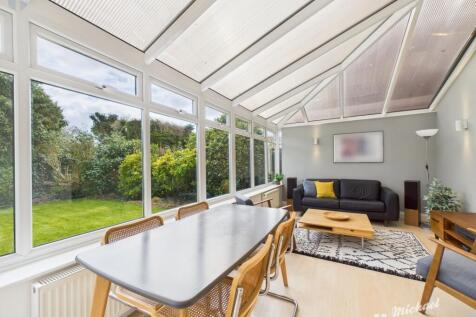 CAM03218G0-PR0565-STILL010