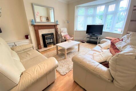 3-bed flat on Three Bed Student Flat - £99 pppw plus bills, Shaftesbury Grove, Heaton, £1,287/mo
