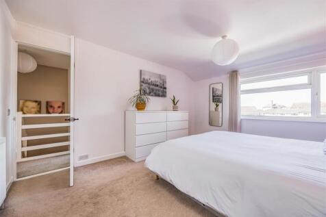 5 Firs Avenue Cowplain, Waterlooville-Small-Portic