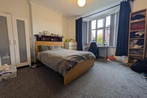 8-bed house on Harlaxton Drive, Nottingham, £5,893/mo