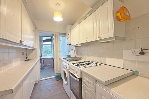3 bed Terraced house to rent Bourne View, Greenfo