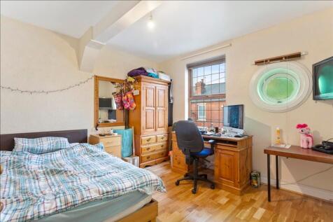 A cozy double bedroom featuring a comfortable b...