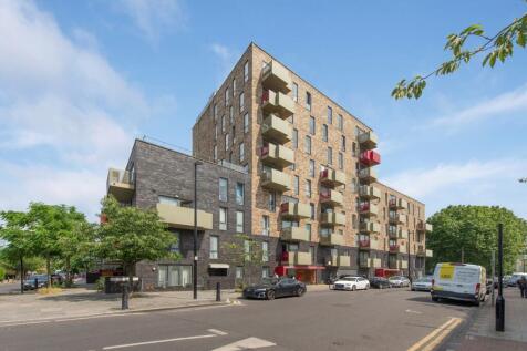 4-bed flat on Duckett Street, Stepney Green, £4,200/mo