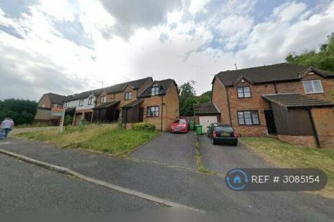 2-bed terraced on Astley Drive, Nottingham, NG3, £895/mo