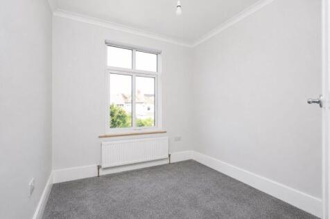 3 Bedroom Semi-Detached House, Grenoble Gardens, Palmers Green, N13 photo 4