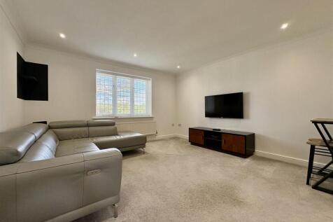 11 Weller Court, Finchfield photo 3