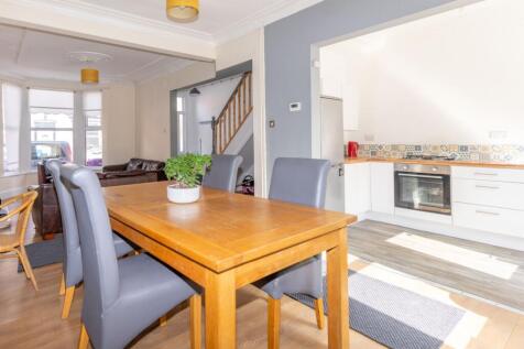 4 Bedroom House, Avondale Road photo 5
