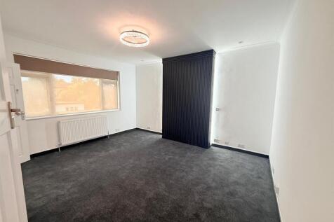 Refurbished Two Bedroom Flat | Two Bathrooms | Driveway & Garden | Close to Edgware Station photo 4