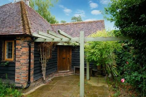 Two-bedroom detached lodge with a garage and stud