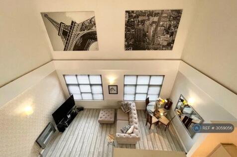Living Room/Dining Area