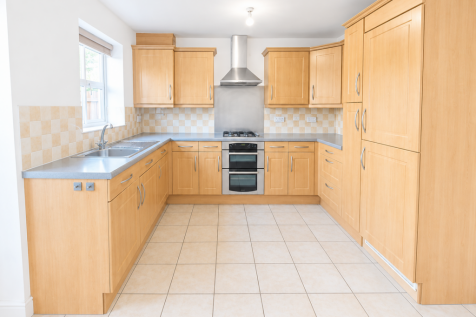 16 Springbank Gardens, Lymm, Warrington photo 3