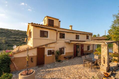 Finca in Manacor North with two levels and guest apartment