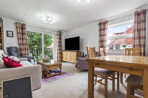 11 Camargue Court-011.JPG