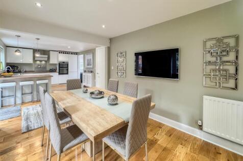 BREAKFASTING KITCHEN