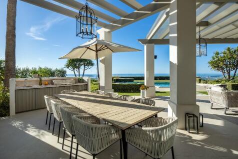 OUTDOOR DINING AREA