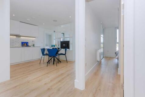 Flat 125, Coombe Hill House, Beverley Way, London, SW20 0FX, United Kingdom photo 4