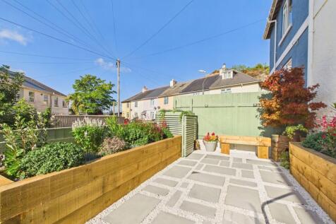 Beautifully Presented Low-Maintenance Front Garden
