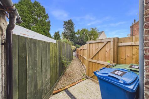 GRAVELED REAR GARDEN
