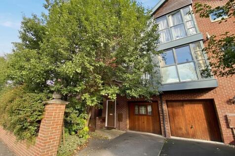 4-bed terraced on Waverton Road, Manchester, M14, £2,340/mo