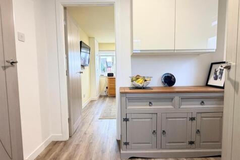 INNER HALL/CLOAKROOM