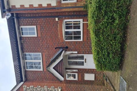 Newbury, RG14 - property photo