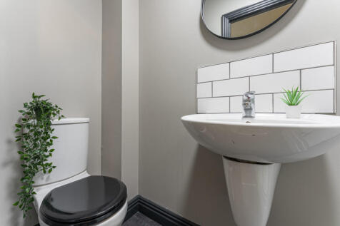 The Hosiery Factory Flat F Bathroom 1