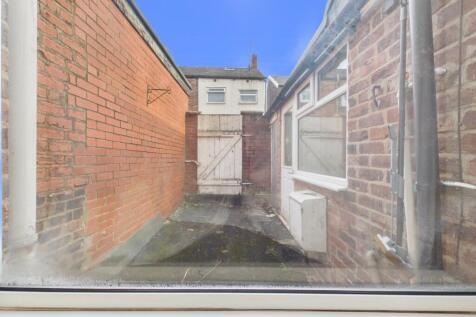 CAM03729G0-PR0252-STILL009
