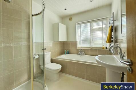 Family Bathroom - 1st Floor