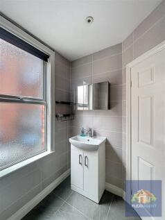 14 Gordon Street, Southport photo 5