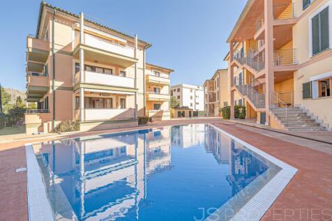 Beautiful top-floor apartment near the beach with communal pool
