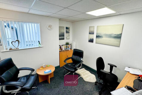 Treatment rooms to let