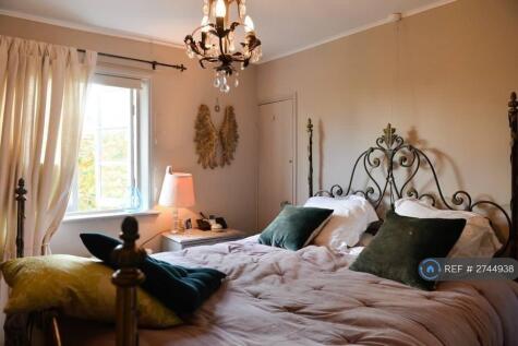 Beautiful Bedroom Overlooking Walled Garden 