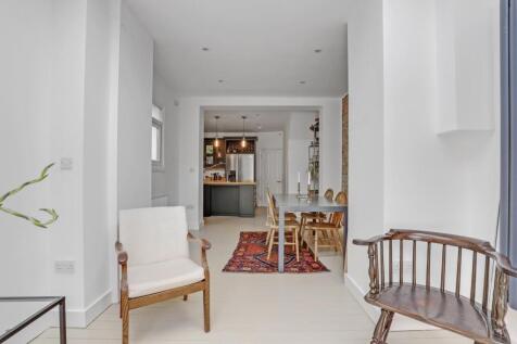 11-0889JHPropWorld - 15 Highclere Street - 22.jpg